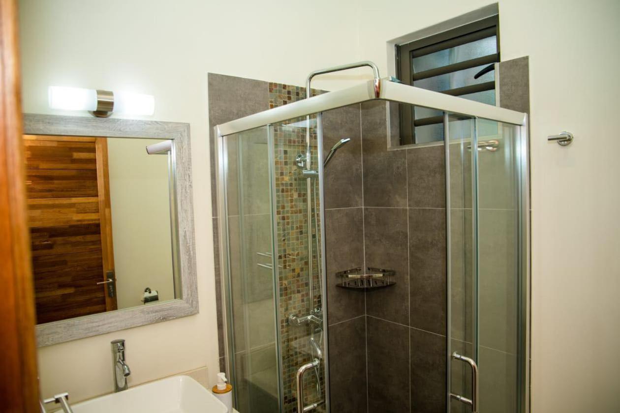 Entire Luxury 3 Bedroom Condo For Rent - Flic-En-Flac - Close To Beach Esterno foto