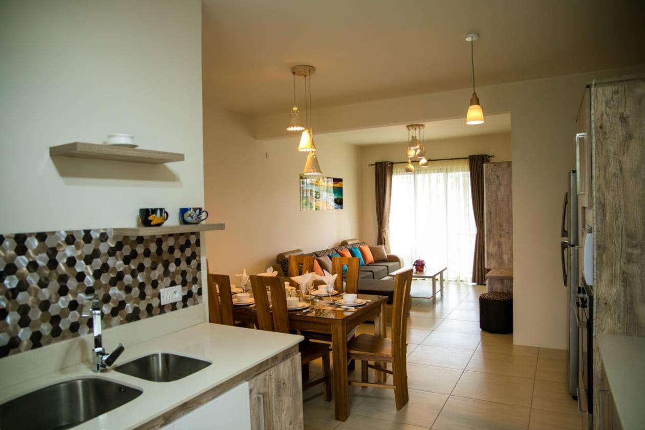 Entire Luxury 3 Bedroom Condo For Rent - Flic-En-Flac - Close To Beach Esterno foto